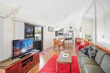40 Rumbalara Avenue - Rainbow Beach Entertain on the spacious verandah overlooking beautiful Rainbow Beach