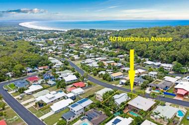 40 Rumbalara Avenue - Rainbow Beach Entertain on the spacious verandah overlooking beautiful Rainbow Beach