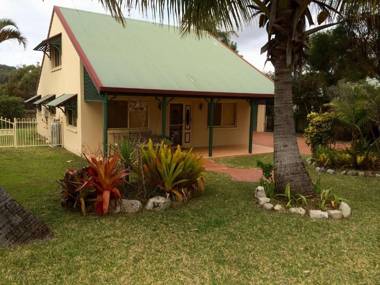 Sand Piper Cottage - Rainbow Beach - Charming and Spacious Beach House - Quiet Location