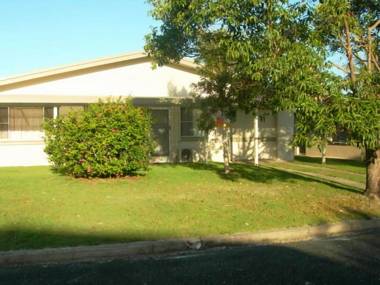 Fullerton - Rainbow Beach - Only a Short Walk to Patrolled Beach