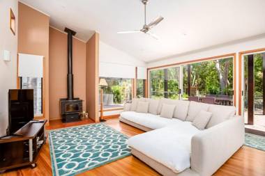 8 Satinwood Drive - Rainbow Shores Architecturally Designed Pool Walk to Beach