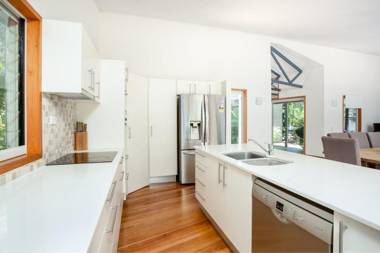 8 Satinwood Drive - Rainbow Shores Architecturally Designed Pool Walk to Beach