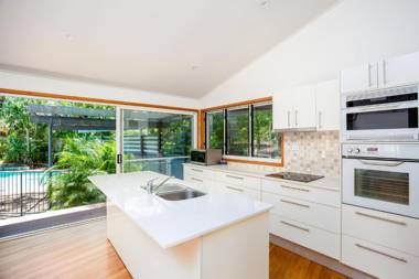 8 Satinwood Drive - Rainbow Shores Architecturally Designed Pool Walk to Beach