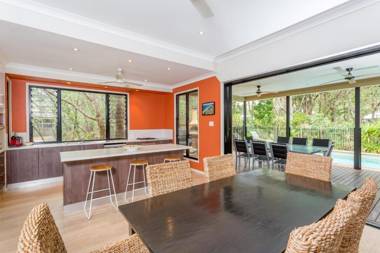 8 Ibis Court - Rainbow Shores Swimming Pool Walk to Beach Executive Beach House