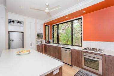 8 Ibis Court - Rainbow Shores Swimming Pool Walk to Beach Executive Beach House