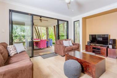 8 Ibis Court - Rainbow Shores Swimming Pool Walk to Beach Executive Beach House