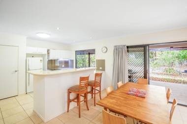 18 Naiad Court - Rainbow Shores Modern Beach House Walk to Beach