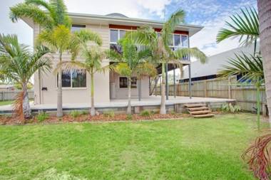 29 Cypress Avenue - Rainbow Beach Close to the beach with a pool
