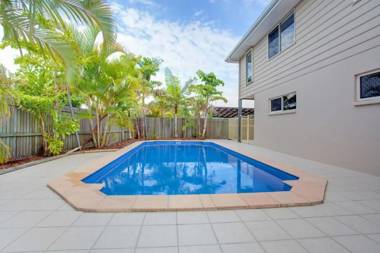29 Cypress Avenue - Rainbow Beach Close to the beach with a pool