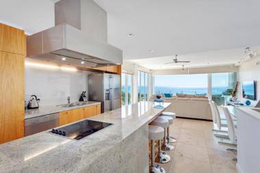 Dee's Retreat - Rainbow Beach - Five Star Luxury Accommodation Aircon pool views wifi