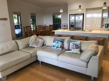 15 Esprit Drive - Rainbow Shores Gorgeous Modern Beach House