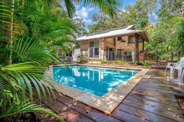 7 Naiad Court - Rainbow Shores Perfect Beach House Swimming Pool and Walk To Beach Aircon Wi-Fi