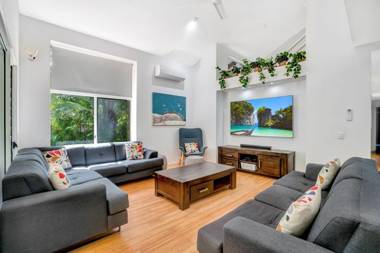 7 Naiad Court - Rainbow Shores Perfect Beach House Swimming Pool and Walk To Beach Aircon Wi-Fi