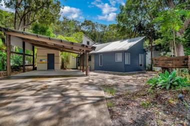 7 Naiad Court - Rainbow Shores Perfect Beach House Swimming Pool and Walk To Beach Aircon Wi-Fi