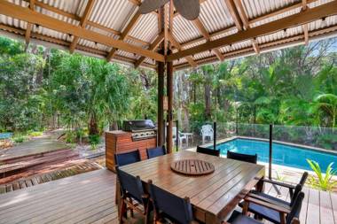 7 Naiad Court - Rainbow Shores Perfect Beach House Swimming Pool and Walk To Beach Aircon Wi-Fi