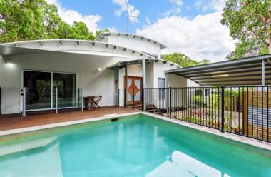 6 Ibis Court - Modern tropical family home with inground swimming pool & outdoor entertaining area