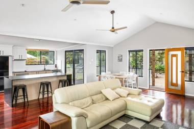 11 Naiad Court - Rainbow Shores Fantastic Family Retreat Swimming Pool 200m to beach Free Wi-Fi