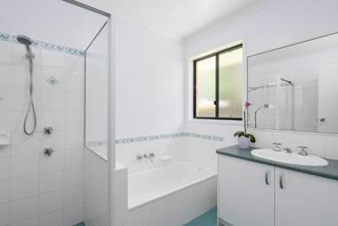 13 Orania Court Rainbow Shores - Pool sleeps 8 air conditioning fire pit