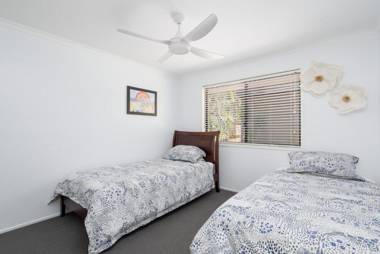 13 Orania Court Rainbow Shores - Pool sleeps 8 air conditioning fire pit