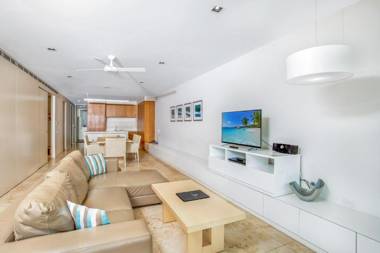 Unit 8 Plantation Resort - Rainbow Beach Plantation Resort Air conditioned Pool and outdoor spa