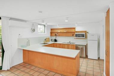 Yiningie Apartment- Baden 9 - Rainbow Shores - Aircon - Pool - Walk to beach