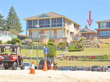 Toowoon Beach View 3br Villa 4 just steps to beach with views