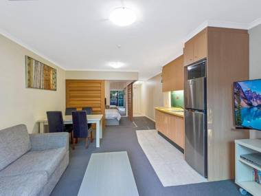 Oaks Waterfront Apartment 114