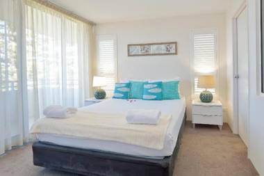 Boathouse Resort (Water Front)