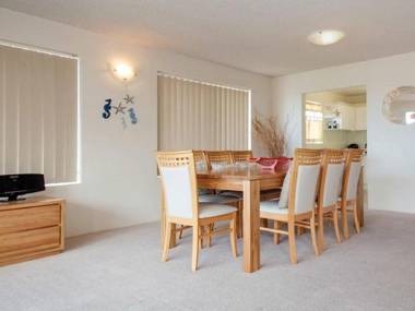 1 'Laman Lodge' 15 Laman Street - stunning air conditioned unit with water views and WIFI