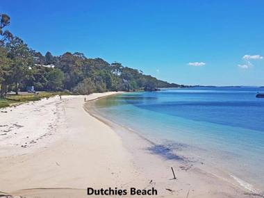 Baggies on Dutchies' 9 Burbong Street - large house with aircon boat parking & waterviews