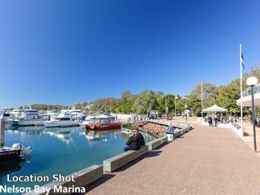 Baggies on Dutchies' 9 Burbong Street - large house with aircon boat parking & waterviews