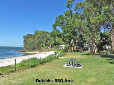 Baggies on Dutchies' 9 Burbong Street - large house with aircon boat parking & waterviews