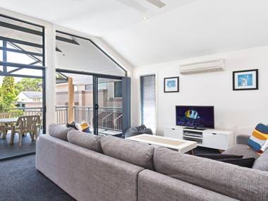 27a Christmas Bush Avenue - wifi aircon close to Dutchies Beach