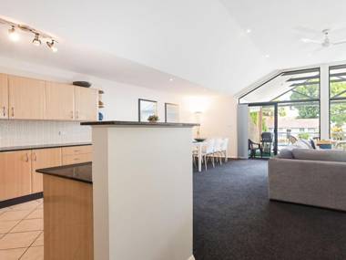 27a Christmas Bush Avenue - wifi aircon close to Dutchies Beach