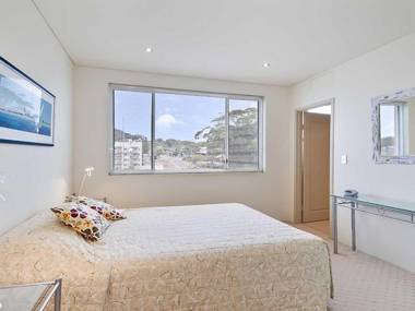 8 'Carrington' 15 Government Road - spacious unit with air conditioning and lift