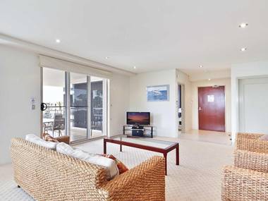 8 'Carrington' 15 Government Road - spacious unit with air conditioning and lift