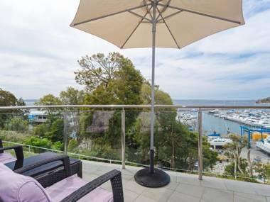 2 'Paradiso' 4 Laman Street - beautiful unit with stunning water views & pool