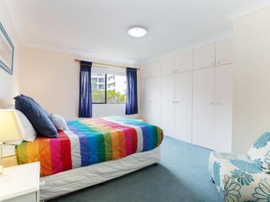 2 'Paradiso' 4 Laman Street - beautiful unit with stunning water views & pool