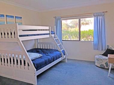 2 'Paradiso' 4 Laman Street - beautiful unit with stunning water views & pool