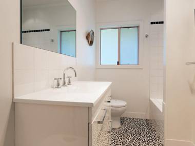 Dutchies Haven' 11 Christmas Bush Ave - Air Con large enclosed yard 2 minute walk to Dutchies