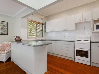 Dutchies Haven' 11 Christmas Bush Ave - Air Con large enclosed yard 2 minute walk to Dutchies