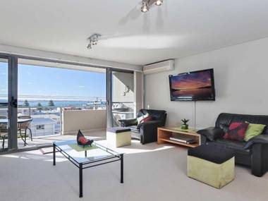 11 'Bayview Apartment' 42 Stockton Street - right in the CBD of Nelson Bay with water views