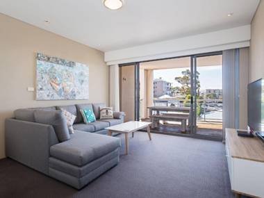 13 'Cote D'Azur' 61 Donald Street - Lovely unit with air con pool lift and WiFi