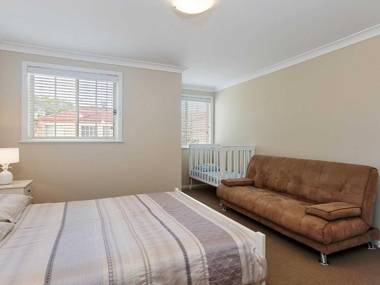 Tomaree Townhouse' 5/26-28 Tomaree Street - large air conditioned townhouse & WIFI