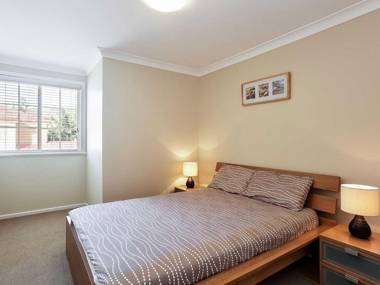 Tomaree Townhouse' 5/26-28 Tomaree Street - large air conditioned townhouse & WIFI