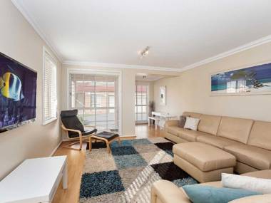 Tomaree Townhouse' 5/26-28 Tomaree Street - large air conditioned townhouse & WIFI