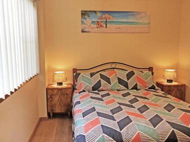 3 Tomaree Street - cute 4 bedroom house with aircon in the heart of town