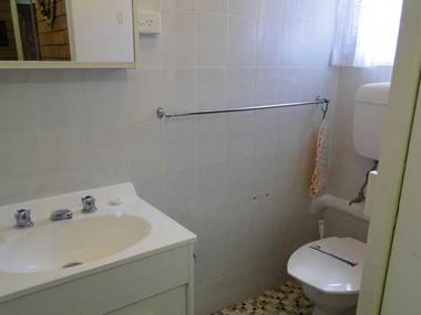 3 Tomaree Street - cute 4 bedroom house with aircon in the heart of town