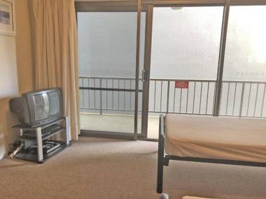 2 'Tradewinds' 110 Victoria Parade - fantastic unit with waterviews & close to the Marina