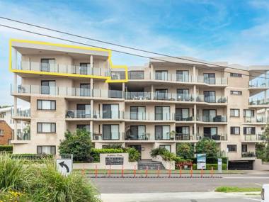 15 Dolphin Cove 2 - 6 Government Rd - Stunning Penthouse with views lift & Ducted Air Conditioning